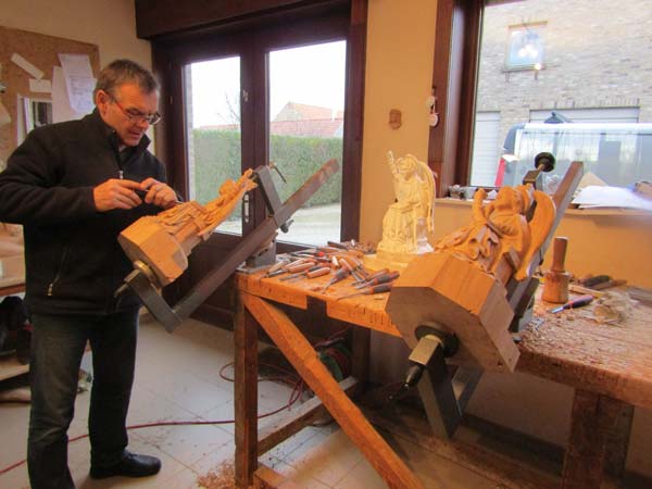 Reconstruction des deux anges disparus de la chaire de l'�glise �  Sint-Maria-Oudenhove